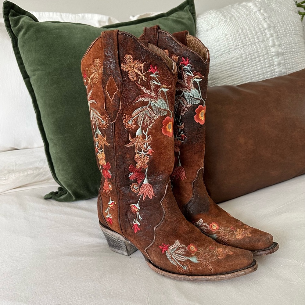 Corral Women’s Lamb Floral Embroidered Cowboy Boots